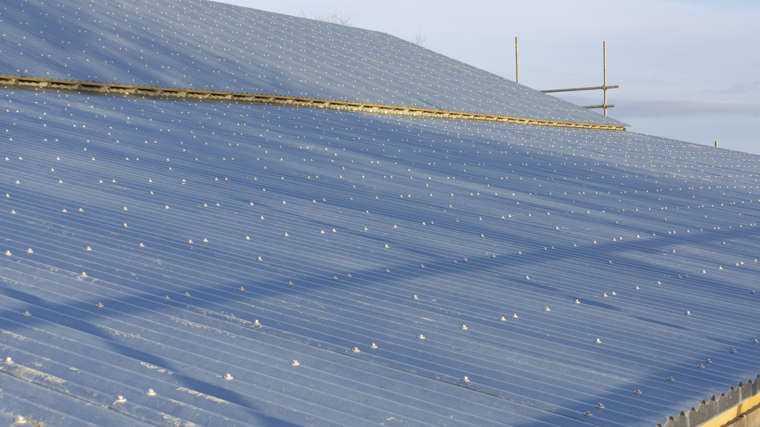 Dec 2019: Expanse of tin roofing now complete on the southern side of the building.